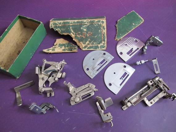 1935 Vintage SiNGER SEWiNG machine ATTACHMENTS PARTS 360539