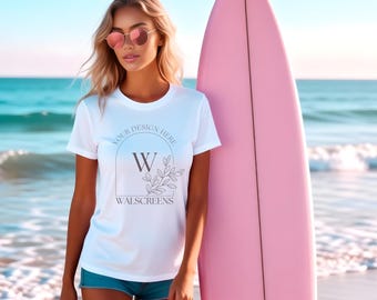 Maqueta de camiseta White Comfort Colors 1717 Estilo de vida surfista Escena de playa Verano Exhibición de marca