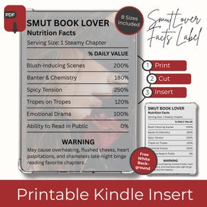 Op de afbeelding: Een digitale, printbare Kindle-inlegger met het label "SMUT BOOK LOVER Nutrition Facts". Het ontwerp bevat een voedingstabel met percentages voor "Blush-Inducing Scenes", "Banter & Chemistry" en meer. Het bevat ook een waarschuwing en instructies.
