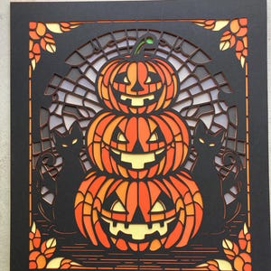 Pila de calabazas de Halloween con gatos negros, diseño de vidrieras en capas SVG - Decoración oscura y espeluznante / Cricut Silhouette / Gato calabaza