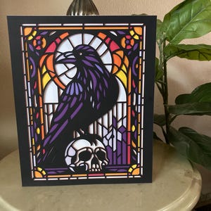 Diseño de vitral con temática de Halloween de cuervo sobre calavera en capas SVG - Decoración gótica oscura espeluznante / Silueta Cricut / tarjetas shadowbox