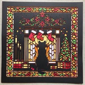 暖炉のそばのお祝いの黒猫 SVG - クリスマス ホリデー ステンド グラス デザイン | Cricut シルエット | ツリー ギフト ヒイラギ ポインセチア シャドーボックス