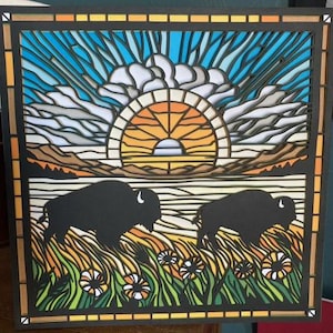 Ontwerp met gebrandschilderd glas Buffalo on the Prairie | Bizon veld zonsondergang grote lucht land gras bloemen | Cricut Silhouette schaduwbox