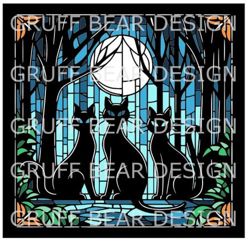 Puede incluir: Una obra de arte estilo vidriera con tres gatos negros con ojos azules brillantes, sobre un fondo de luna llena y &aacute;rboles. El dise&ntilde;o incorpora tonos de azul, verde y naranja, con el texto "GRUFF BEAR DESIGN" repetido.