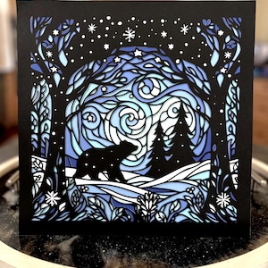 Gebrandschilderd glas beer in wintersneeuw bosscène gelaagde SVG - ontwerp kerstvakantie | Cricut-silhouet | Groenblijvende boom schaduwbox
