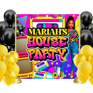 Può includere: Uno sfondo per feste colorato con il testo "MARIAH'S HOUSE PARTY" in un font in stile graffiti. Lo sfondo presenta un design retrò con un nastro per cassette, una televisione e un giradischi. Una donna è in piedi davanti allo sfondo, indossando una camicia colorata a motivi e jeans blu.