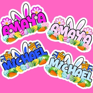 Puede incluir: Cuatro etiquetas con nombres coloridas con temática de Pascua con los nombres "Amaya" y "Michael". Cada etiqueta presenta orejas de conejo, flores, huevos de Pascua, zanahorias y un camión sobre un fondo rosa vibrante.