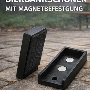 Può includere: Due Bierbankschoner rettangolari neri con la scritta "BIERBANKSCHONER MIT MAGNETBEFESTIGUNG". Uno ha un cuscinetto in feltro, l'altro due magneti. Progettato per proteggere un tavolo da birra.