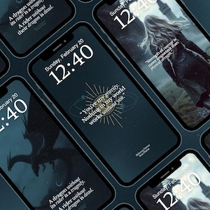 Könnte beinhalten: Sechs verschiedene Handy-Hintergrundbilder mit dunkelblauem Hintergrund und inspirierenden Zitaten. Jedes Hintergrundbild zeigt ein anderes Bild, darunter ein Drache, eine Frau und eine himmlische Szene. Die Uhrzeit wird auf jedem Hintergrundbild angezeigt, mit dem Datum "Sonntag, 20. Februar" und der Uhrzeit "12:40".