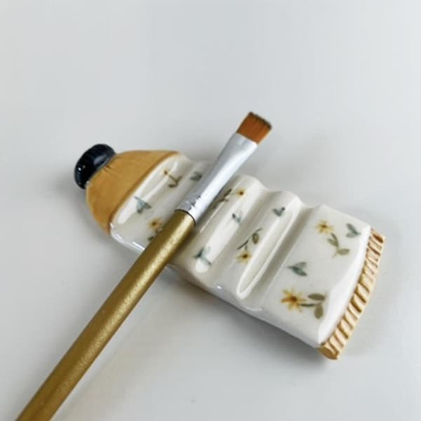 Reposapinceles de cerámica hecho a mano: Tubo de pintura para artistas con pequeñas flores