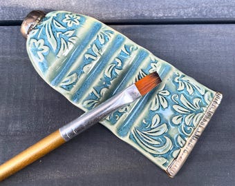 Reposapinceles de cerámica hecho a mano: Tubo de pintura floral