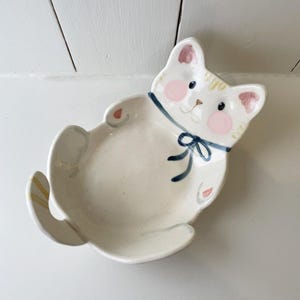 Handmade Ceramic Cat Trinket Dish – Cute Kitty Jewelry Holder, Cat Lover Gift, Whimsical Cat Decor, Guest Soap Dish
