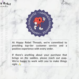 Może przedstawiać: Białe marmurowe tło z napisem Happy Rebel Threads oraz ciemnoniebieską okrągłą odznaką z napisem Happiness Guarantee. Centralne pole zawiera tekst dotyczący obsługi klienta i zobowiązania do rozwiązywania problem&oacute;w z zam&oacute;wieniami.