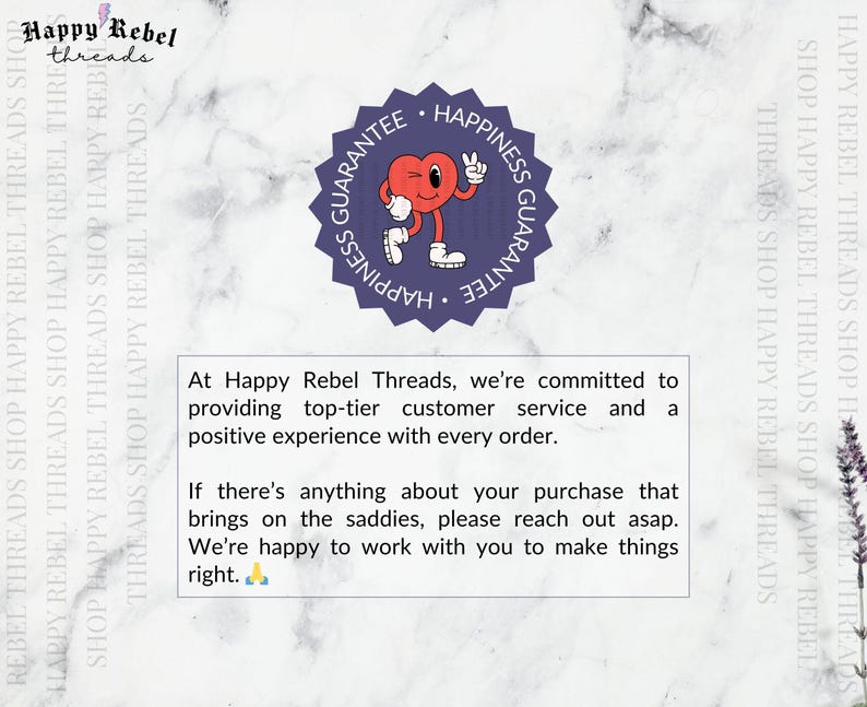 Może przedstawiać: Białe marmurowe tło z napisem Happy Rebel Threads oraz ciemnoniebieską okrągłą odznaką z napisem Happiness Guarantee. Centralne pole zawiera tekst dotyczący obsługi klienta i zobowiązania do rozwiązywania problem&oacute;w z zam&oacute;wieniami.