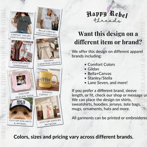 Może przedstawiać: Grafika informacyjna dla Happy Rebel Threads przedstawiająca r&oacute;żne przykłady produkt&oacute;w, w tym koszulki, kardigany, podstawkę na biżuterię, ż&oacute;łty kubek do kawy, czapkę i grafikę na pł&oacute;tnie, wraz z tekstem o opcjach nadruku i haftu na zam&oacute;wienie.