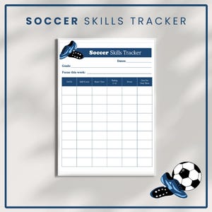 Może przedstawiać: Biały Soccer Skills Tracker z niebieską obwódką. Tracker zawiera sekcje na cele, daty, skupienie na umiejętnościach, powtórzenia/czas, ocenę, notatki i cele na następny raz. Na zdjęciu znajdują się korki piłkarskie i piłka nożna.