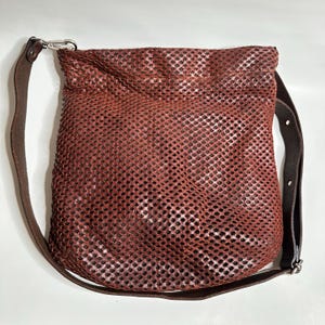 Bolso bandolera M0851 de piel perforada marrón / Excelente estado, año 2000
