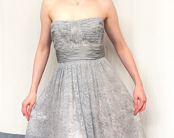 Vintage BCBG Max Azria Spetscocktailklänning: Metallisk silver sidenmidja - Storlek 10