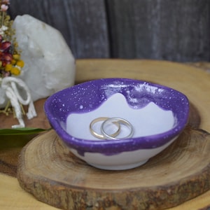 Adorable petite bague en céramique / plat à bijoux / support - Attrapez tout le décor - Forme organique - Lavande mate et pluie violette mouchetée