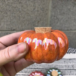 Süßer Kürbis Keramik Korkglas Perlmutt Rustikal opalisierend Herbst Deko Herbst Deko Orange Grün Rot Lila Bild 4