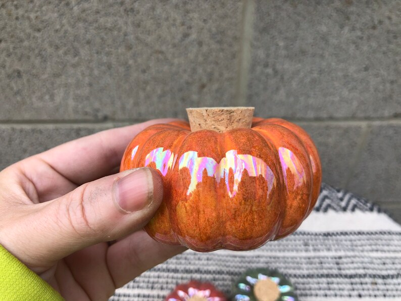 Süßer Kürbis Keramik Korkglas Perlmutt Rustikal opalisierend Herbst Deko Herbst Deko Orange Grün Rot Lila Bild 4