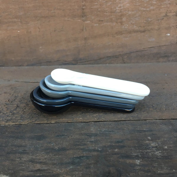 Schattierungen von grau Nesting Keramik Messlöffel - Ombre - grau / Kohle / schwarz / weiß