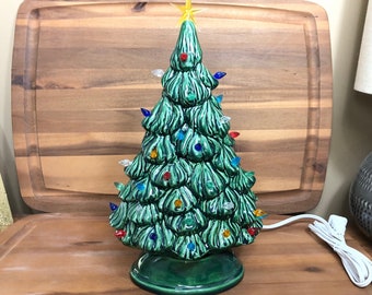 Sapin de Noël en céramique de style vintage avec lumières - Lumières vertes en verre peintes à la main - Style étagère - Prêt à être expédié
