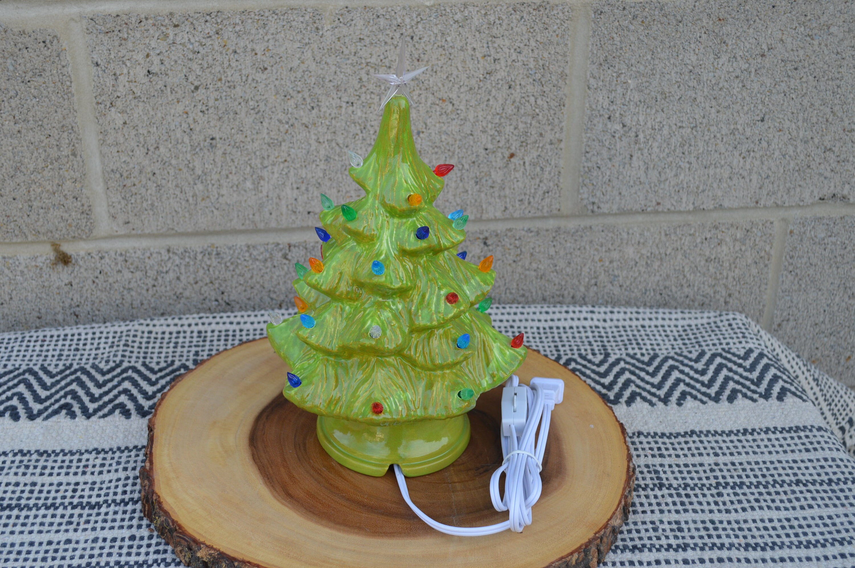 ヴィンテージスタイルのセラミッククリスマスツリー（ライト付き