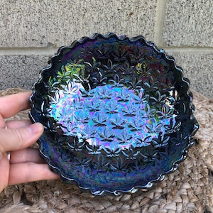 Tigela de cerâmica Kush Leaf Catch All de ervas iridescentes - Bandeja de cinzas de fumaça - Tigela decorativa de maconha 420 - Madrepérola - Rainbow Aura Quartz