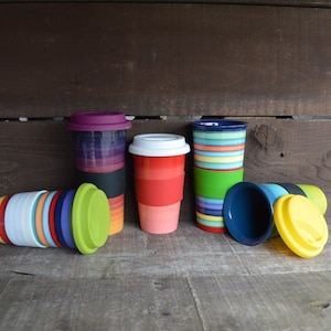 Una custodia in silicone per tazze da viaggio in ceramica - Scegli il tuo colore - Nero / Rosso / Bianco / Verde - Tazze e coperchi venduti separatamente