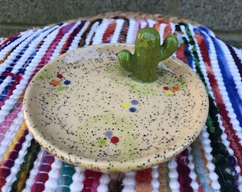 Adorable anillo de cactus de cerámica / plato de joyería / soporte - arena del desierto moteada y verde lagarto - atrapar toda la bandeja decorativa