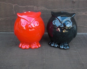 Hoot Ceramic Owls Salt and Pepper Shakers Set in Black and Red