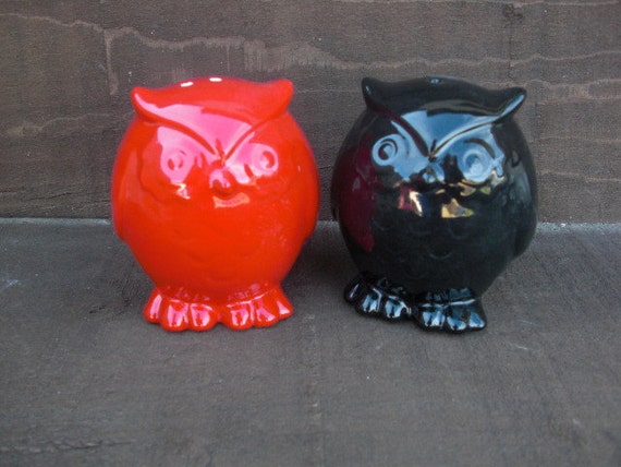 Hoot Ceramic Owls Salt and Pepper Shakers Set in Black and Red