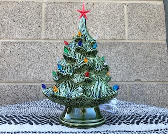 Árbol de Navidad de cerámica de estilo vintage con luces - Rayado a mano Shimmer Glitter Green - Pequeño