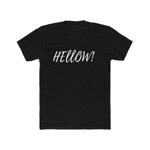 Puede incluir: Una camiseta negra de manga corta con la palabra HELLOW! impresa en una fuente blanca estilizada e inspirada en la cursiva en el centro del pecho. La prenda tiene un cuello redondo y un corte estándar con texto blanco claramente visible.