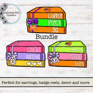 Puede incluir: Un conjunto de tres cajas apiladas y coloridas con texto e ilustraciones con temática de Pascua. La caja superior dice "Carrot Patch 25c". La caja del medio dice "Chicks bunnies". La caja inferior dice "Bunny STOP here". Cada caja está atada con un lazo morado.