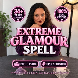 Op de afbeelding: Een persoon met donker krullend haar in een paarse fluwelen top achter een tafel met een witte kaars, een kaartspel en een paars kristal. Tekst: 34+ YEARS EXPERIENCE, 100% REAL CASTING, EXTREME GLAMOUR SPELL, PHOTO PROOF, URGENT CASTING, MILENA MIRACLES.