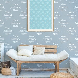 Pu&ograve; includere: Un'opera d'arte incorniciata con uno sfondo azzurro e un motivo ripetuto di testo che recita "Your Artwork Here". La cornice &egrave; di colore marrone chiaro. L'opera d'arte &egrave; appesa a una parete azzurra con lo stesso motivo di testo. Sotto l'opera c'&egrave; un divano letto in legno con cuscini bianchi.