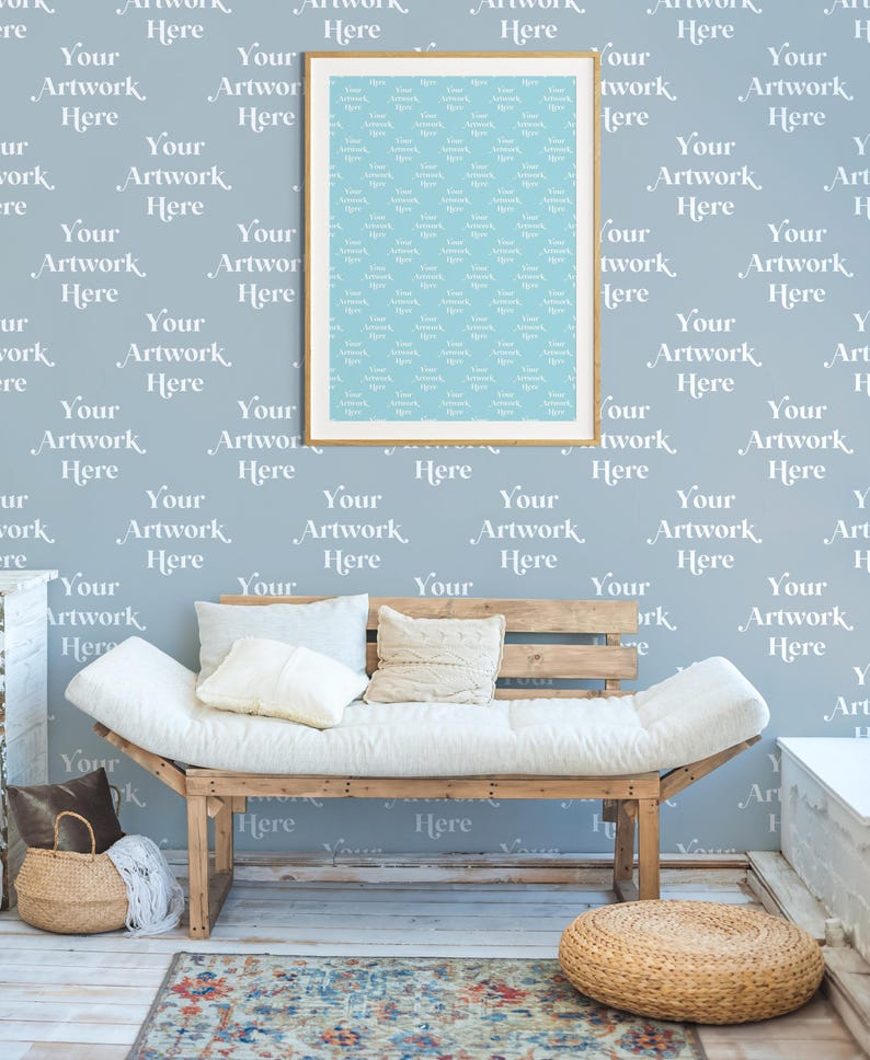 Pu&ograve; includere: Un'opera d'arte incorniciata con uno sfondo azzurro e un motivo ripetuto di testo che recita "Your Artwork Here". La cornice &egrave; di colore marrone chiaro. L'opera d'arte &egrave; appesa a una parete azzurra con lo stesso motivo di testo. Sotto l'opera c'&egrave; un divano letto in legno con cuscini bianchi.