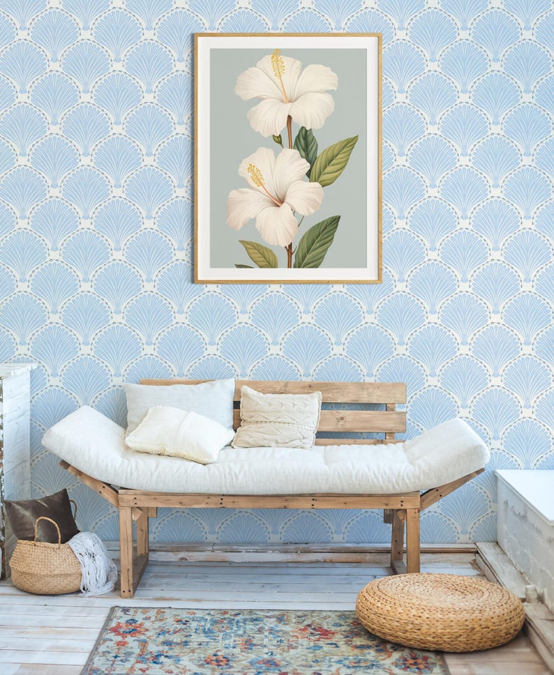 Pu&ograve; includere: Una stampa botanica incorniciata con due fiori di ibisco bianchi con stami gialli e foglie verdi. L'opera d'arte &egrave; ambientata su uno sfondo azzurro e incorniciata in una cornice di legno dorato. La stampa &egrave; esposta in una stanza con carta da parati azzurra.