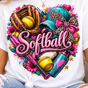 Op de afbeelding: Een wit t-shirt met een kleurrijke afbeelding van een softbalhandschoen, een gele softbal, een turquoise honkbalpet met een luipaardhart, een roze strik, een roze honkbalknuppel en een turquoise waterfles, met het woord Softball in roze.