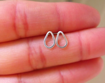 Orecchini a goccia minuscoli in argento sterling-borchie geometriche delicate-borchie a goccia d'oro-pali a goccia d'argento-borchie a goccia d'oro-borchie minimaliste