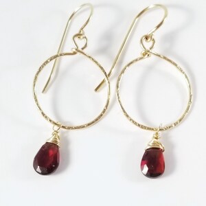 Pendientes de granate rojo de Mozambique, pendientes de piedra de nacimiento de enero, pendientes de piedra de nacimiento, regalo de dama de honor, pendientes de granate rojo, relleno de oro de 14 quilates imagen 3