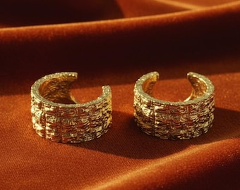 Strukturierte Gold Statement Creolen | Moderne skulpturale Ohrringe für alltägliche Eleganz