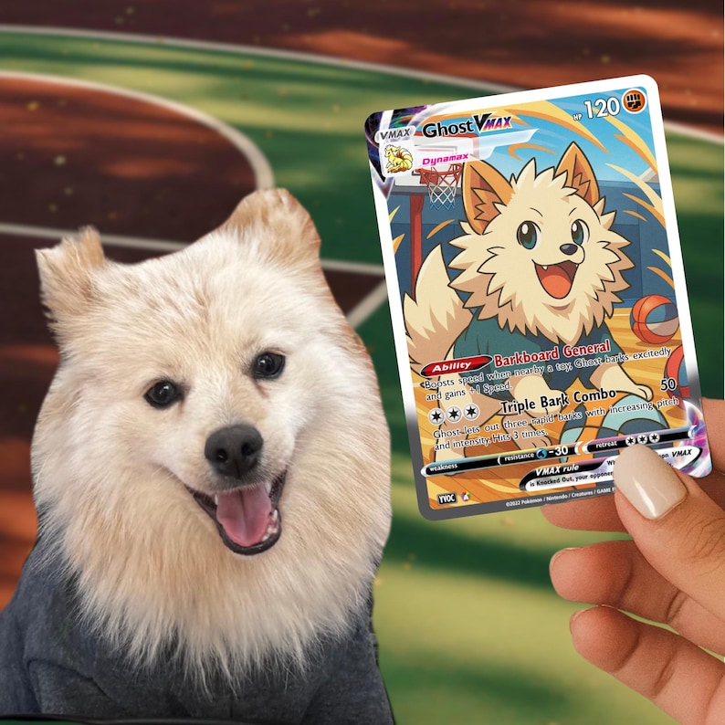 Puede incluir: Una tarjeta coleccionable rectangular titulada Ghost VMAX que muestra un personaje de perro de dibujos animados en una cancha de baloncesto. La tarjeta muestra el texto Barkboard General, Triple Bark Combo y 120 HP ante un perro esponjoso.