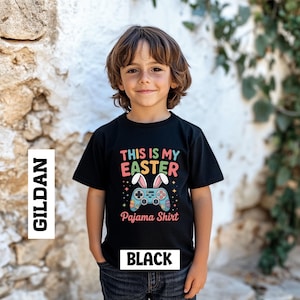 Könnte beinhalten: Eine weiße Keramik-Tasse mit schwarzem Henkel und dem Text "But First, Coffee" in handschriftlichem Stil. Die Tasse steht auf einer weißen Oberfläche. Die Tasse ist etwa 10 cm hoch.