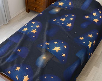 Könnte beinhalten: Eine dunkelblaue Decke mit einem sich wiederholenden Muster aus stilisierten Pilzen und goldenen Sternakzenten. Die Pilze haben einen Leuchteffekt, und der Hintergrund ist dunkelblau mit kleinen weißen Sterndetails.