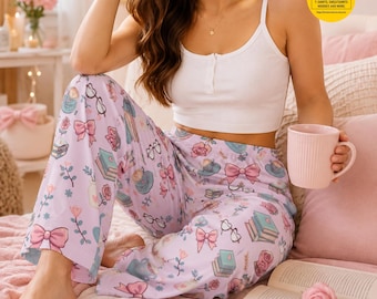 Damespyjamabroek met bloemen | boeken, koffie, strikkenpatroon | lounge, nachtkleding, ontspannende nachtkleding voor dames