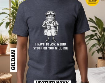 Camiseta de enfermera: "Tengo que preguntar cosas raras o morirás" con ilustración vintage de una enfermera titulada con forma de rana. Camiseta de humor negro perfecta para enfermeras y enfermeras tituladas.
