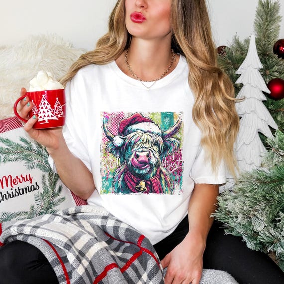 クリスマスハイランドカウグラフィックTシャツ、ホリデーTシャツ、冬の 